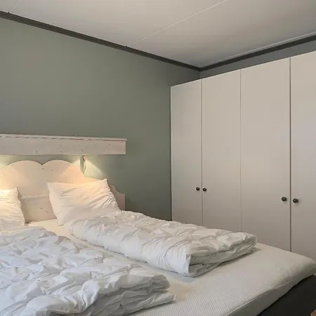 Spacious Retreat With Sauna And Parking