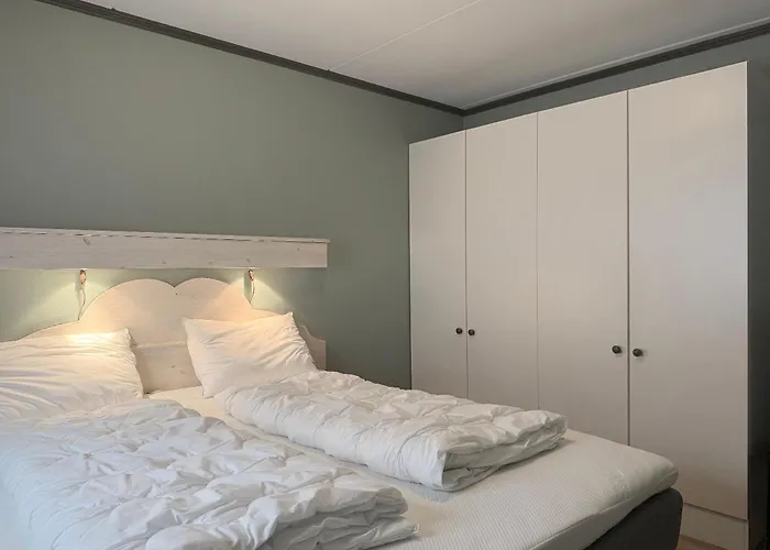 Spacious Retreat With Sauna And Parking